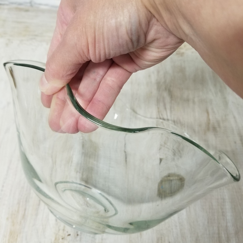 Scalloped edge serving bowl - Picture 7 of 10